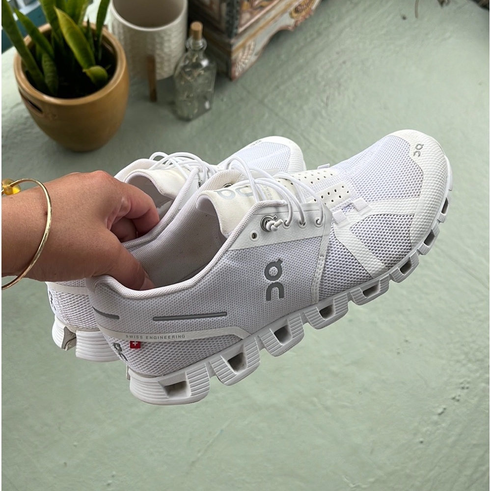 On Cloud 5 Women Sz 8.5 Swiss Engineering White Running Sneakers Athletic QC